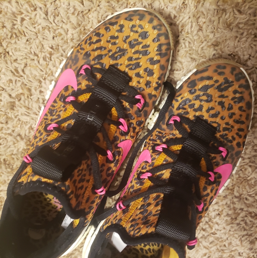 Tennis shoes